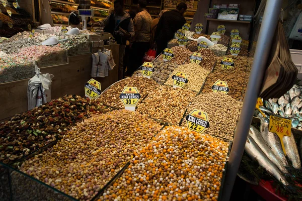 イスタンブール トルコ バザール 伝統的なトルコのお菓子 ナッツの販売 製品の多くの異なる様々 — ストック写真