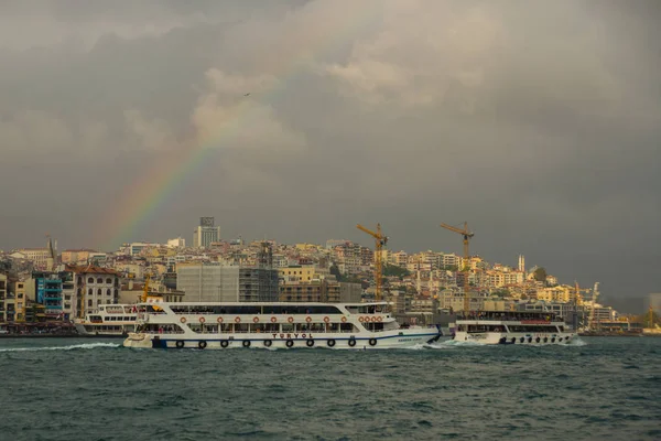Istanbul Türkiye Manzarası Denizi Evler Vinçler Gökkuşağı Turizm Istanbul Şehir — Stok fotoğraf