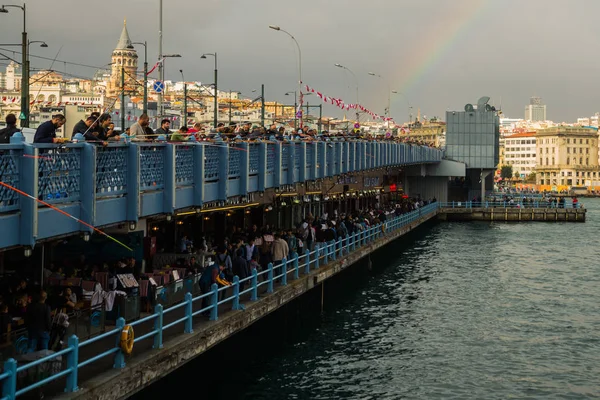 이스탄불 사람들은 날씨에 갈라타 다리에서 신선한 생선으로 아래층 레스토랑 있습니다 — 스톡 사진