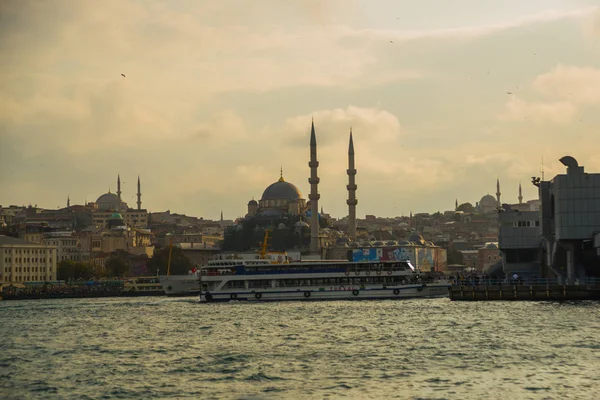 Estambul Turquía Vista Desde Agua Hasta Mezquita Turismo Estambul Ciudad — Foto de Stock