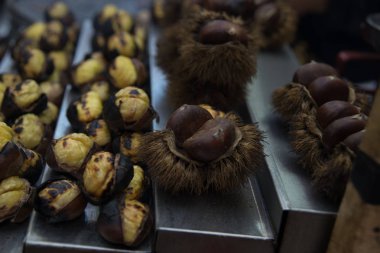 Sokak satıcıları içinde kavrulmuş kestane. Turistler ve Türkler arasında popüler gıda. Istanbul, Türkiye.