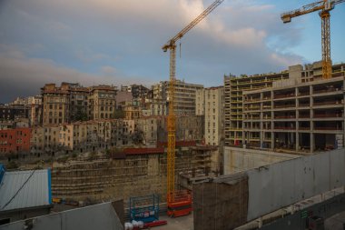 Yeni evleri inşaatı. Vinç yıkılmış eski binalar vardır. Istanbul, Türkiye