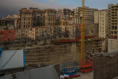 Yeni evleri inşaatı. Vinç yıkılmış eski binalar vardır. Istanbul, Türkiye