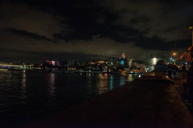 Galata veya Beyoğlu İlçesi Istanbul 'un gece, Türkiye. Istanbul'daki başlıca turistik yerlerden biridir. Istanbul alacakaranlıkta güzellikler.