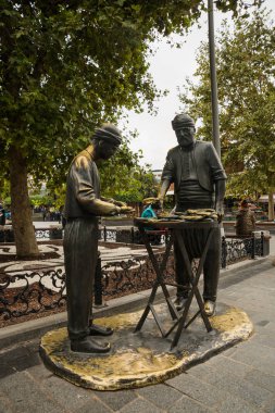 Istanbul, Türkiye: Anıt dağıtıcının ekmek ürünleri ve tekerlek, Satın almak isteyen kişi para sayar.