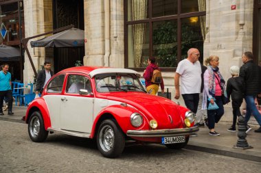 Istanbul, Türkiye: Olağandışı retro kırmızı araba sokaklarda.