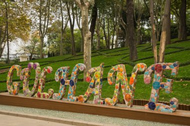 Istanbul, Türkiye: Parkın adı harflerle yazılır. Eski Şehir Istanbul'da Gülhane Parkı.