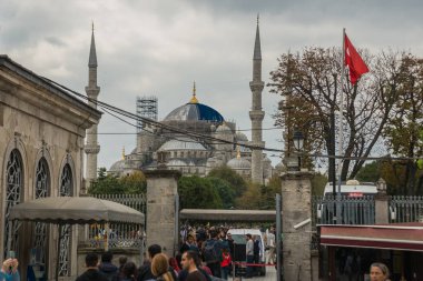 Istanbul, Türkiye: Minare ağaçların arasındaki Sultanahmet Camii. Istanbul Sultan Ahmet - Osmanlı devleti içinde en büyük Camii.