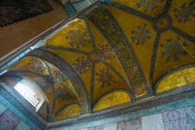 Istanbul, Türkiye: Ayasofya'nın iç. Altın yaldız ve tavan süsleme. Ayasofya'nın en büyük anıt Bizans kültürü olduğunu.