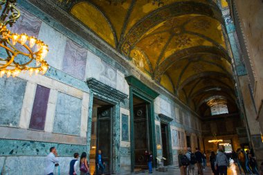 Istanbul, Türkiye: Ayasofya'nın iç. Altın yaldız ve tavan süsleme. Ayasofya'nın en büyük anıt Bizans kültürü olduğunu.