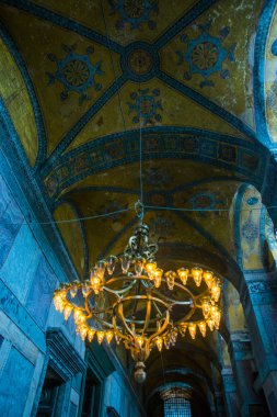 Istanbul, Türkiye: Ayasofya'nın iç. Ampuller ile eski metal avize. Ayasofya'nın en büyük anıt Bizans kültürü olduğunu.