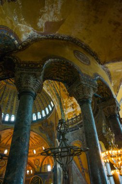 Istanbul, Türkiye: Ayasofya'nın iç. Sütunlar arasında eski metal avize. Ayasofya'nın en büyük anıt Bizans kültürü olduğunu.