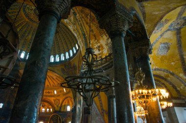 Istanbul, Türkiye: Ayasofya'nın iç. Sütunlar arasında eski metal avize. Ayasofya'nın en büyük anıt Bizans kültürü olduğunu.