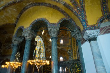 Istanbul, Türkiye: Ayasofya'nın iç. Sütunlar arasında ışık ampuller ile eski metal avize. Ayasofya'nın en büyük anıt Bizans kültürü olduğunu.