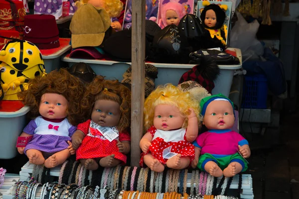 Speelgoed Doll Baby Vier Pop Meisje Een Jurk Plank Markt — Stockfoto