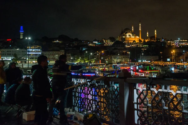 이스탄불 Suleymaniye 사원에 거리에서 갈라타 다리에서 낚시를 막대입니다 사람들의 실루엣 — 스톡 사진