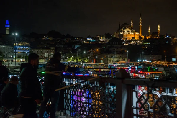 Istanbul Turchia Pescatori Notturni Pescano Sul Ponte Galata Lontananza Dalla — Foto Stock