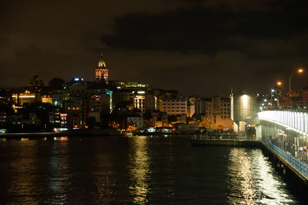 Istanbul Tyrkia Nattlandskap Med Havet Vakker Utsikt Galatbroen Tårnet Opplyst – stockfoto