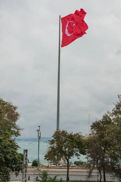 Istanbul Turkey Drapelul Turciei Flutură Vânt Lângă Malul Mării — Fotografie, imagine de stoc