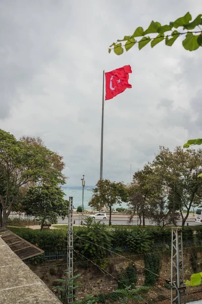 Istanbul Turkije Vlag Van Turkije Wuift Wind Buurt Van Waterkant — Stockfoto
