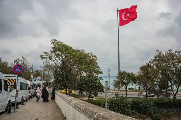 Istanbul Turkey Drapelul Turciei Flutură Vânt Lângă Malul Mării — Fotografie, imagine de stoc