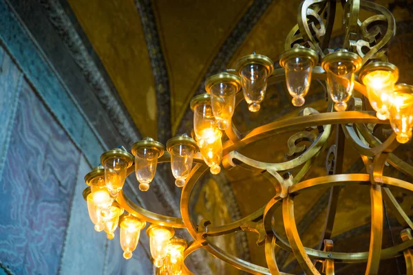 土耳其伊斯坦布尔 圣索菲亚大教堂内部 带灯泡的旧金属吊灯 圣索菲亚大教堂是拜占庭文化最伟大的纪念碑 — 图库照片