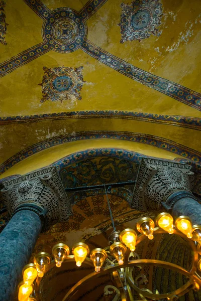 Istanbul Türkiye Ayasofya Nın Sütunlar Arasında Işık Ampuller Ile Eski — Stok fotoğraf