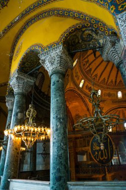 Istanbul, Türkiye: Ayasofya'nın iç. Sütunlar arasında ışık ampuller ile eski metal avize. Ayasofya'nın en büyük anıt Bizans kültürü olduğunu.