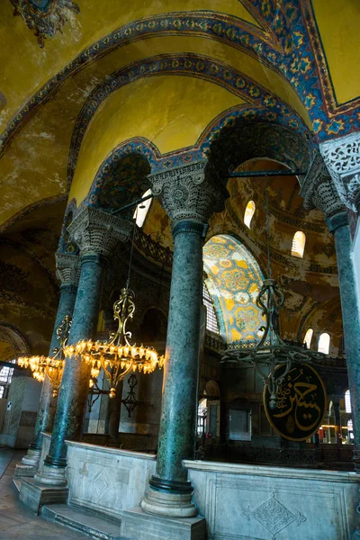 Istanbul Turchia Interno Santa Sofia Vecchio Lampadario Metallo Con Lampadine — Foto Stock