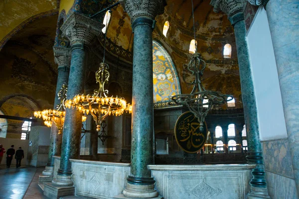 Istanbul Turquia Hagia Sophia Interior Lustre Metal Velho Com Lâmpadas — Fotografia de Stock