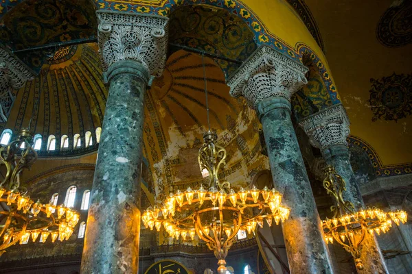 Istanbul Turquía Santa Sofía Interior Antiguo Candelabro Metal Con Bombillas — Foto de Stock