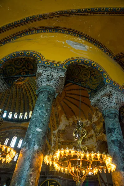 Istanbul Turquía Santa Sofía Interior Antiguo Candelabro Metal Con Bombillas — Foto de Stock