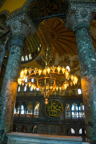 土耳其伊斯坦布尔 圣索菲亚大教堂内部 旧金属吊灯与灯泡之间的列 圣索菲亚大教堂是拜占庭文化最伟大的纪念碑 — 图库照片