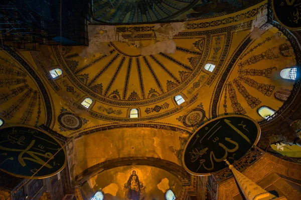 Istanbul, Türkiye: Ayasofya'nın iç. Ayasofya'nın en büyük anıt Bizans kültürü olduğunu.