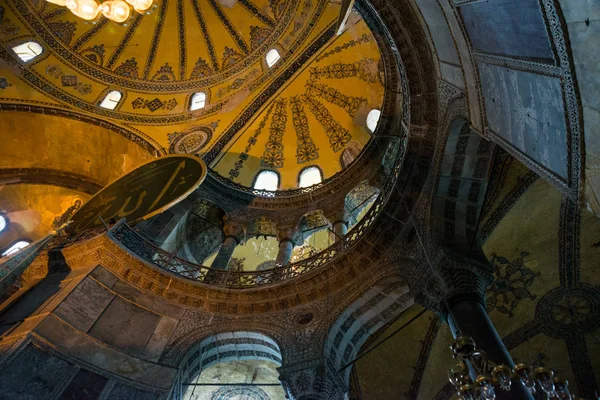 土耳其伊斯坦布尔 圣索菲亚大教堂在伊斯坦布尔 室内和装饰细节 马赛克的阿亚索菲亚 博物馆 东正教教堂和伊斯兰清真寺在一个地方 土耳其之行 — 图库照片