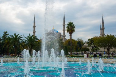 Istanbul, Türkiye: Turistik Sultanahmet Camii ve Sultanahmet Parkı çevresinde yürüyüş. Güzel Çeşme. Istanbul Sultan Ahmet - Osmanlı devleti içinde en büyük Camii.