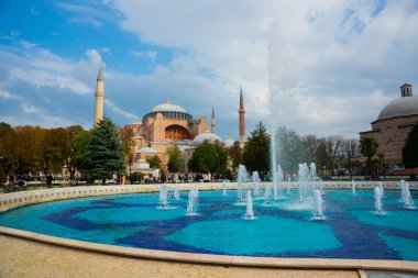 Ayasofya ve Sultanahmet Meydanı üzerinde çeşme. Hıristiyan Patriklik Bazilikası, İmparatorluk Camii ve şimdi bir müze. Istanbul, Türkiye.