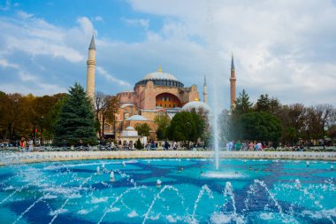 Ayasofya ve Sultanahmet Meydanı üzerinde çeşme. Hıristiyan Patriklik Bazilikası, İmparatorluk Camii ve şimdi bir müze. Istanbul, Türkiye.