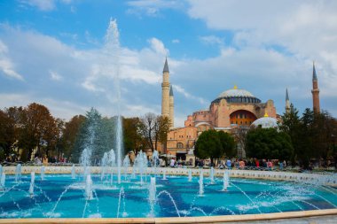 Ayasofya ve Sultanahmet Meydanı üzerinde çeşme. Hıristiyan Patriklik Bazilikası, İmparatorluk Camii ve şimdi bir müze. Istanbul, Türkiye.