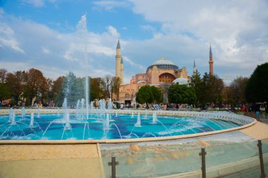 Ayasofya ve Sultanahmet Meydanı üzerinde çeşme. Hıristiyan Patriklik Bazilikası, İmparatorluk Camii ve şimdi bir müze. Istanbul, Türkiye.