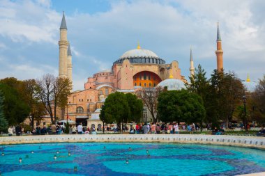Ayasofya ve Sultanahmet Meydanı üzerinde çeşme. Hıristiyan Patriklik Bazilikası, İmparatorluk Camii ve şimdi bir müze. Istanbul, Türkiye.