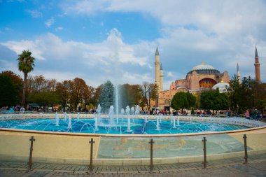 Ayasofya ve Sultanahmet Meydanı üzerinde çeşme. Hıristiyan Patriklik Bazilikası, İmparatorluk Camii ve şimdi bir müze. Istanbul, Türkiye.