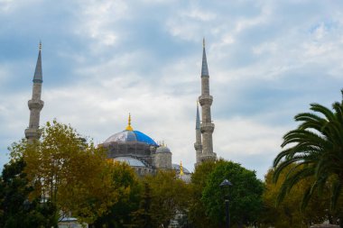 Istanbul, Türkiye: Turistik Sultanahmet Camii ve Sultanahmet Parkı çevresinde yürüyüş. Istanbul Sultan Ahmet - Osmanlı devleti içinde en büyük Camii.