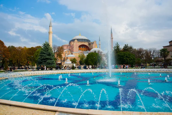 Ayasofya ve Sultanahmet Meydanı üzerinde çeşme. Hıristiyan Patriklik Bazilikası, İmparatorluk Camii ve şimdi bir müze. Istanbul, Türkiye.