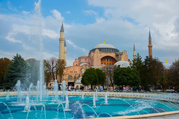圣索菲亚大教堂和苏丹阿赫迈特广场上的喷泉 基督教宗法教堂 皇家清真寺 现在是一个博物馆 土耳其伊斯坦布尔 — 图库照片