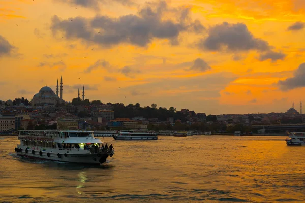 Estambul Turquía Hermosa Puesta Sol Con Nubes Barcos Turísticos Moviéndose — Foto de Stock