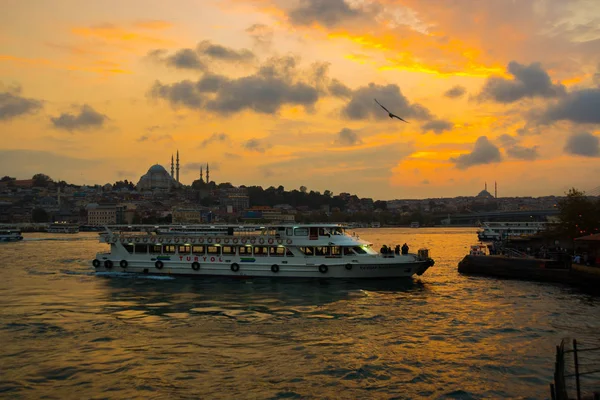 Istanbul Turkey Beautiful Sunset Clouds Tourist Boats Moving Water Distance — Stock Photo, Image