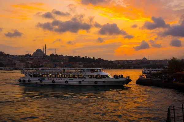 Istanbul Turecko Krásný Západ Slunce Mraky Turistické Lodě Pohybující Vodě — Stock fotografie