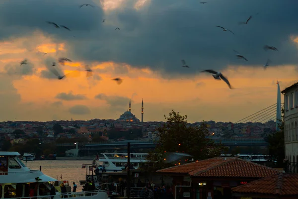 Стамбул Турция Вид Закат Рестораны Конце Моста Галата Султанахмет Закате — стоковое фото