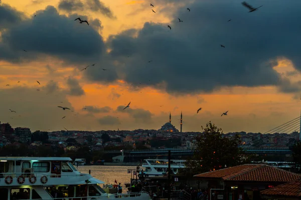 Istanbul Turkiet Solnedgång Utsikt Över Restaurangerna Slutet Galatabron Sultanahmet Vid — Stockfoto